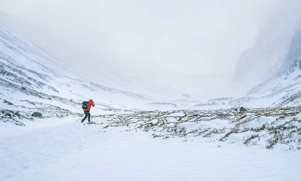 keep warm when hiking in winter 